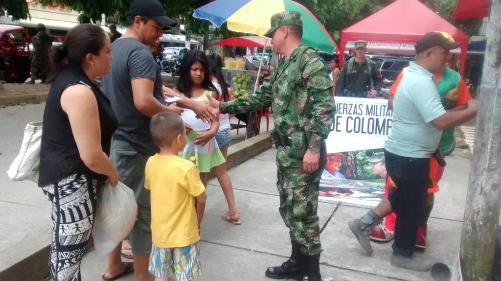 AicmaColombia's tweet photo. Medios de comunicación, @SENAComunica @COL_EJERCITO Brigada Móvil 13 y Batallón de Ingenieros #27 #Remángate Putumayo http://t.co/LrsYzpGVgy