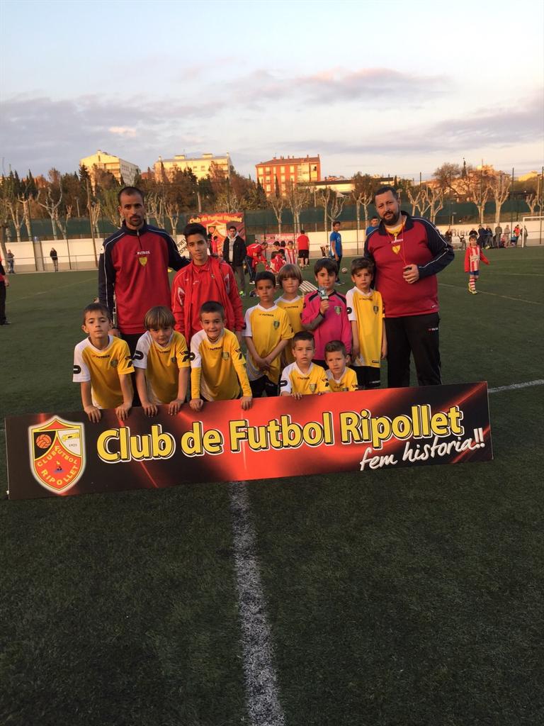 bubatenorio's tweet photo. los entrenadores y niños del prebenjamin young talent dar las gracias a rafa del infantil ripollet.una gran atencion http://t.co/iImbWnElGS