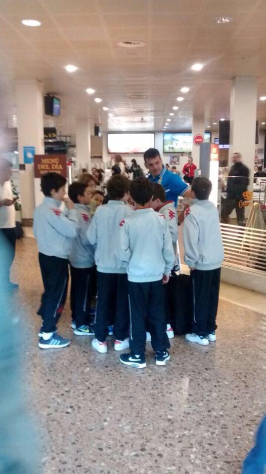 jsilvinor's tweet photo. Hasta los de mareo le piden autógrafos a los ídolos oviedistas. Ellos tambien saben q el futuro es azul. Tic, tac... http://t.co/vK6x4cc1Sp