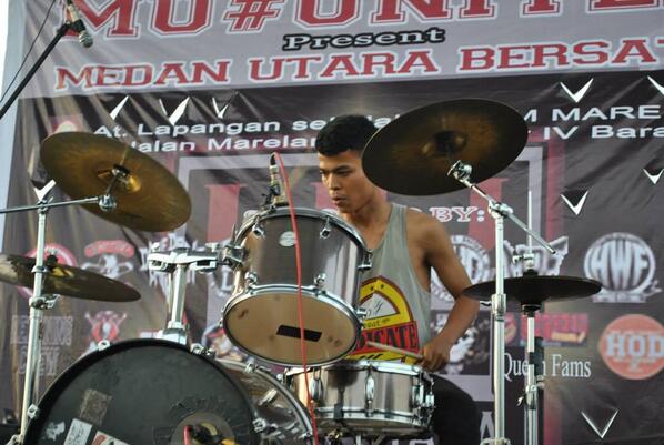 Selamat ulang tahun drumer terhebat kami @wahyuninok semoga panjang umur dan makin cadas ngenabuh drumnya *beer*