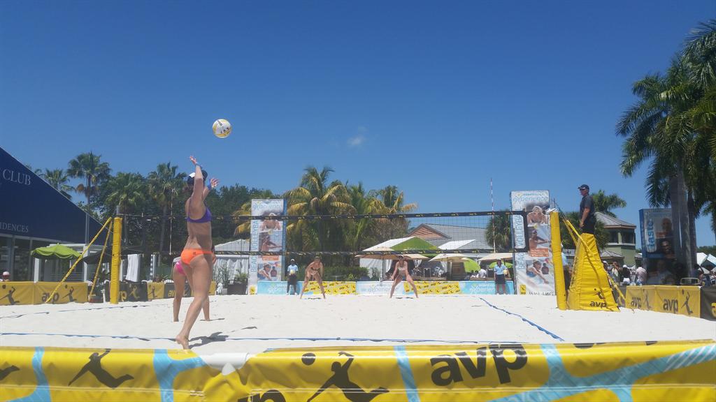 mdadev's tweet image. Watching my favorite players at the #MiamiOpen! @LaurenFendrick @BaSweat