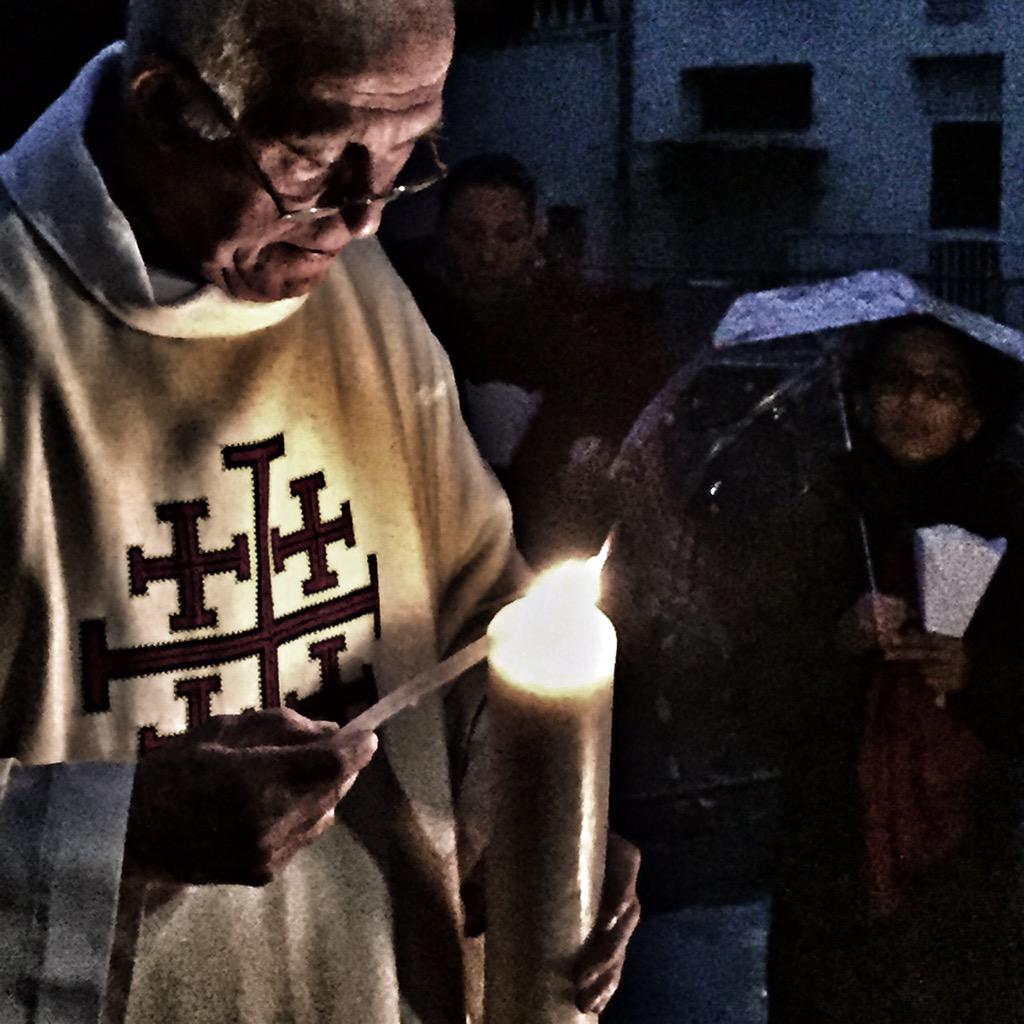 Delphine42100's tweet photo. le #ciergePascal béni et allumé au début de la célébration solennelle #VigilePascale #LesPetitesSoeursDesPauvres 🙏 http://t.co/Eqztb2ByUe