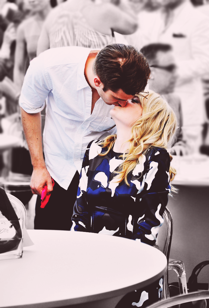 EmmaStoneBr's tweet photo. “Eu vou escrever um livro algum dia sobre como eu me sinto sobre todos os aspectos da Emily Stone.” - Andrew Garfield http://t.co/4JOLSpWdTr