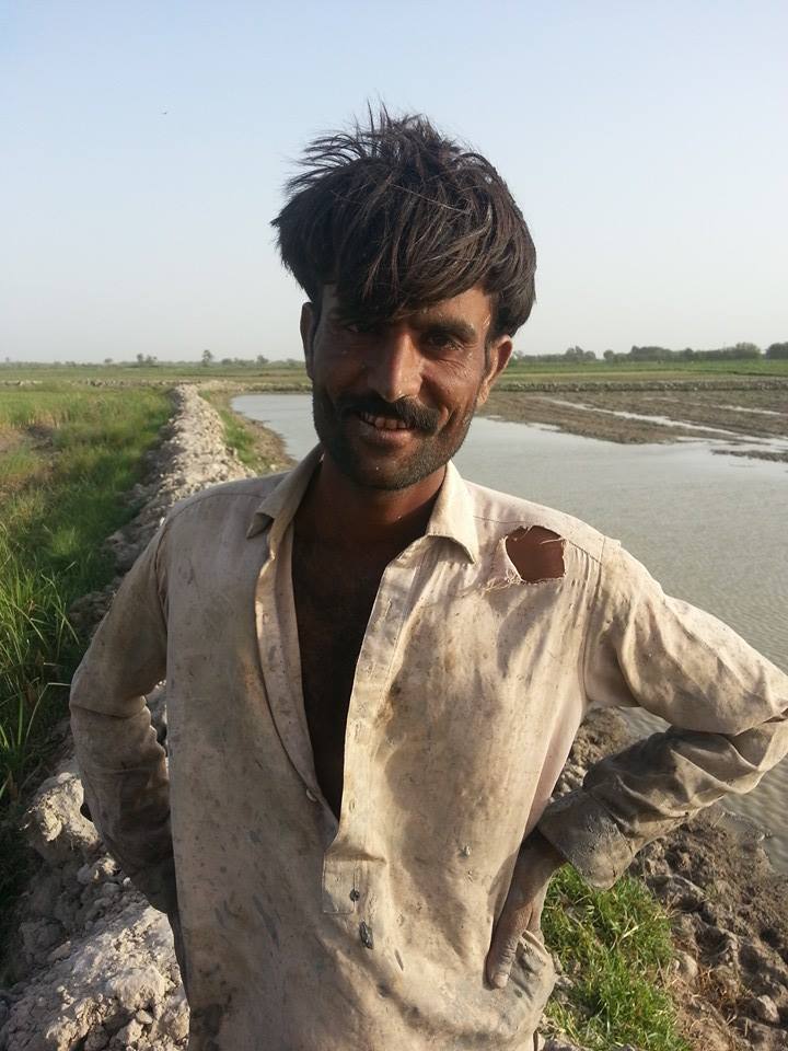 Sarwan_Sindhi's tweet photo. Worst form of slavery! Hard Working Poor labor of mineral-rich Sindh. #OccupiedSindh #Sindhudesh #FreeSindh #TeamJSMM http://t.co/Am4nObIlJ4