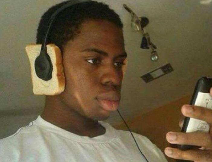 FreestyIeRaps's tweet photo. When the toaster broken so you use the 🔥from yo mixtape instead http://t.co/6A7Un083JI
