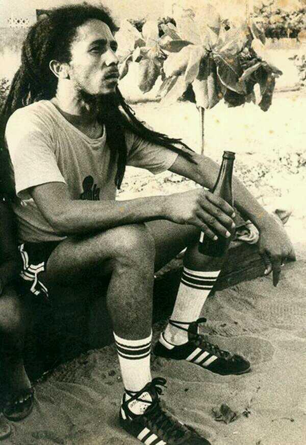 サッカーボール画像 ボブマーリーがサッカーしたあとビール飲んでる写真 Http T Co Ebamawcs7l サッカーボール画像 ボブマーリーがサッカーしたあとビール飲んでる写真 Http T Co Ebamawcs7l