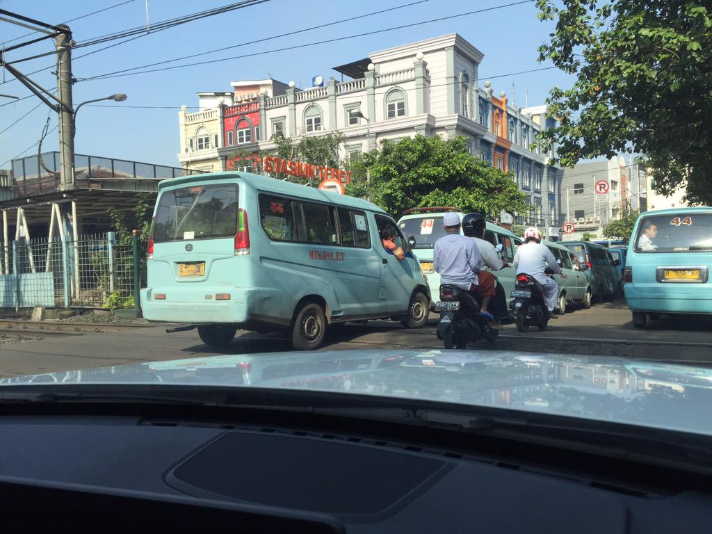 Depan stasiun tebet selalu jd mangkal mikrolet m44 pernah di tertibkan? <a href="/basuki_btp/">Basuki T Purnama</a> <a href="/TMCPoldaMetro/">TMC Polda Metro Jaya</a>