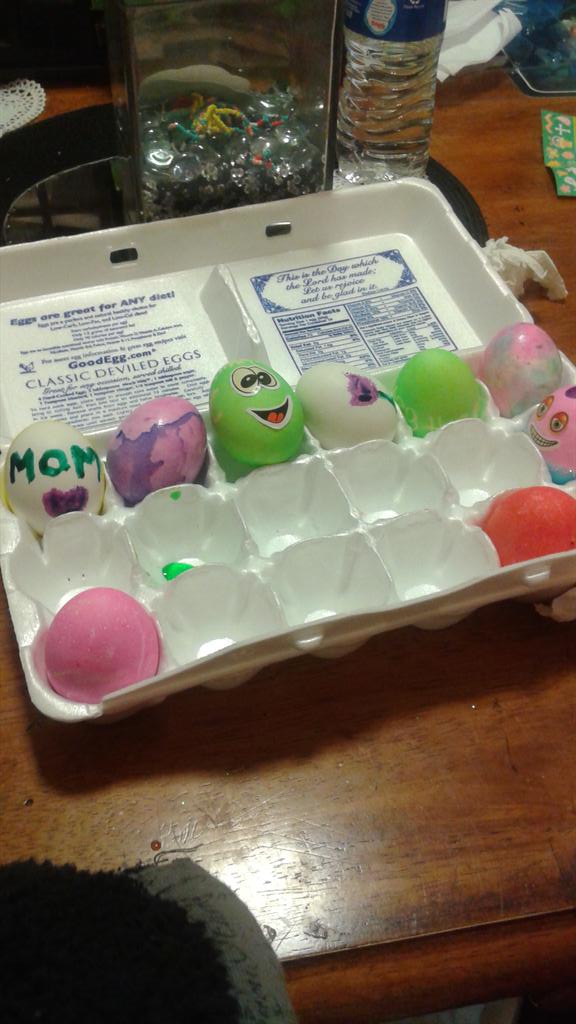 Manderrzz's tweet photo. Coloring eggs with my Fiance and sis 😘😜🎨🐰🐇🐣🐾 http://t.co/B4uXk89eIb