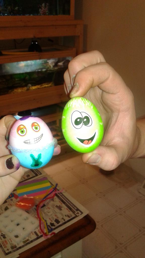 Manderrzz's tweet photo. Coloring eggs with my Fiance and sis 😘😜🎨🐰🐇🐣🐾 http://t.co/B4uXk89eIb