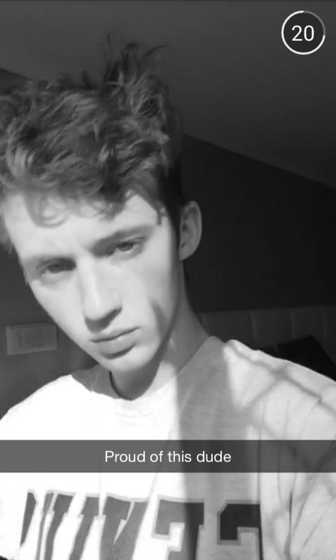 YouTuberCaption's tweet image. When you're amused with your own shadow