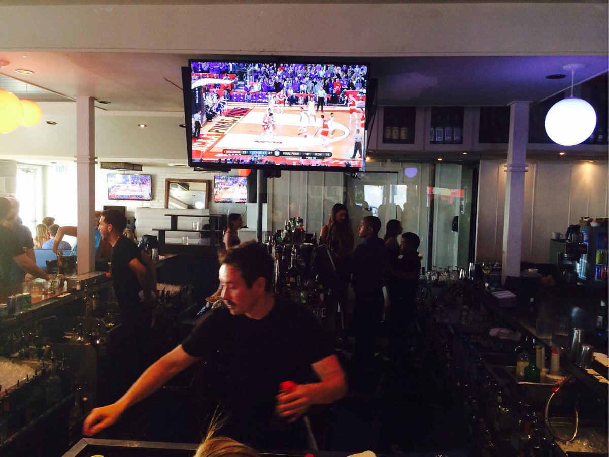 Thenightlycrew's tweet photo. From Poolside Lounge at Shangri-La Hotel via @BARTRENDr: Stopping on at Ma'kai to check the score! #NCAA #finalfour http://t.co/AvhJz4l6wy