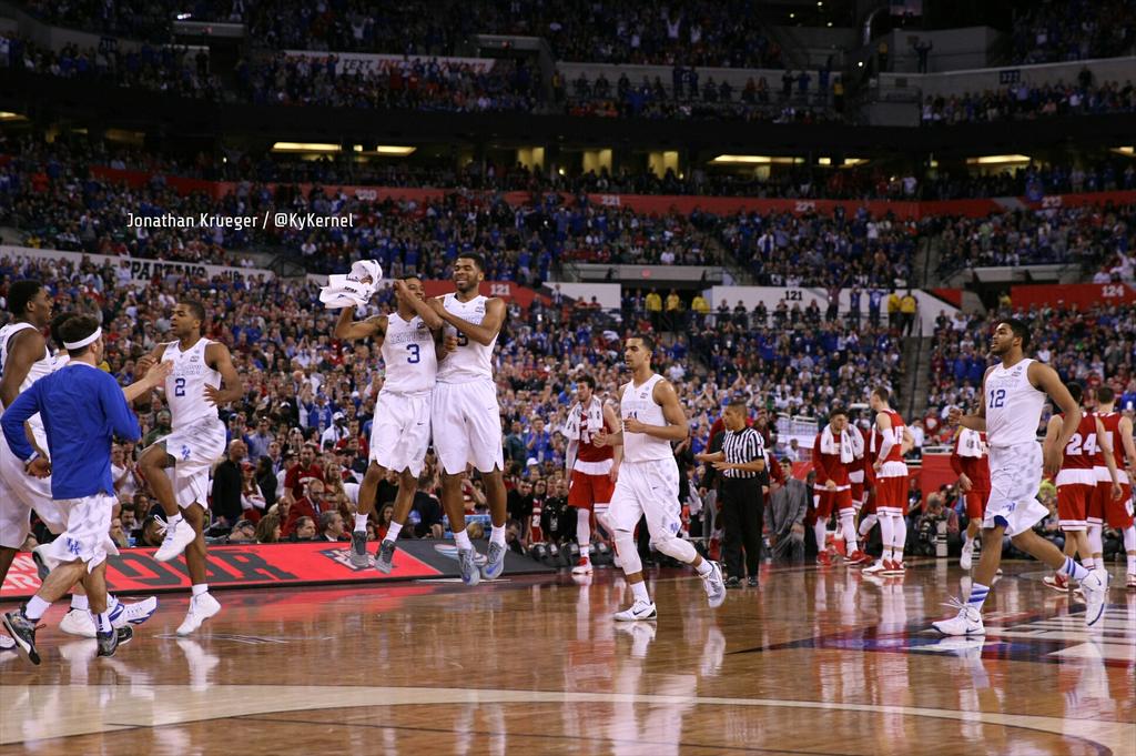 JonKruegerPhoto's tweet photo. Kentucky takes the lead ##BBN #KernelPhoto @KYKernelSports http://t.co/MNze5iwUnW