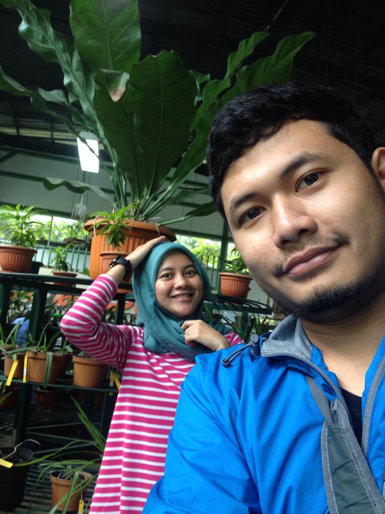 94_oyoy's tweet photo. Sama @Muth1ara enjoying bogor botanical garden http://t.co/1jgpwdauUg