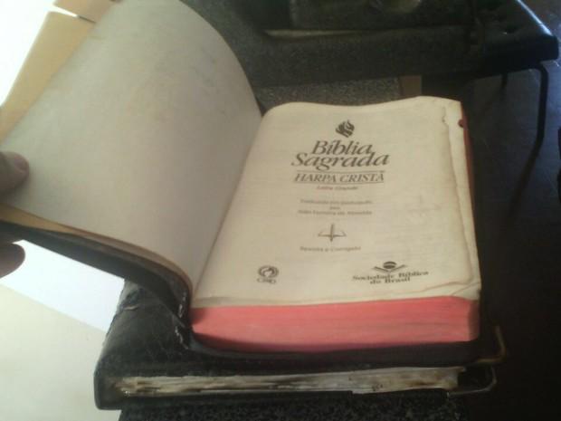 g1's tweet photo. Ladrões queimam veículo roubado e exemplar da bíblia fica intacto http://t.co/AJp9Js34NP #G1 http://t.co/QJHCvcb01D