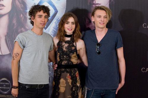 cupofmusical's tweet photo. Hey, @ShadowhuntersTV they're Simon, Clary and Jace. #DontChangeTMICast #RobertForSimon #LilyForClary #JamieForJace http://t.co/qEe9ppx9Ha