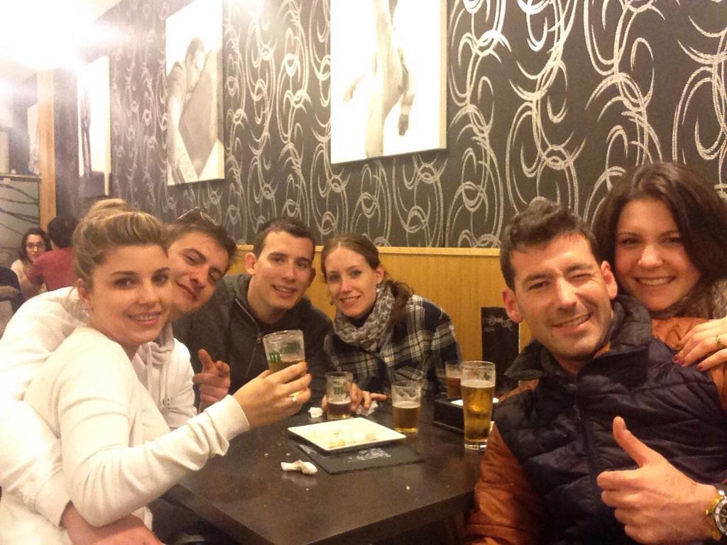 21_torrijos's tweet photo. Muy buen sábado en #bilbao con @PattryZG @Carol20_P y LoreYJavi #Pintxos y #Zuritos http://t.co/QXh3RBCod5