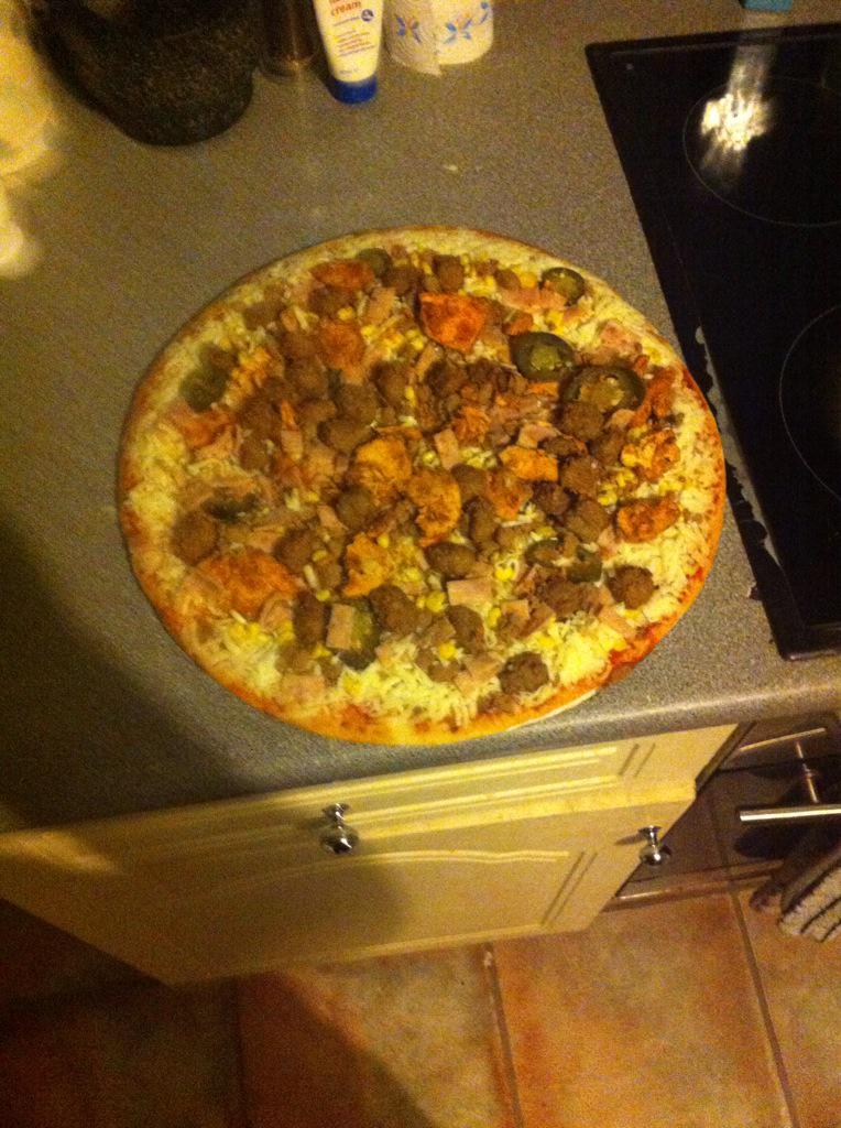 MoffattKarl's tweet photo. Cheers @tesco. Good pizza and good whiskey @HaigClub bargain x http://t.co/VF4In1FKyT
