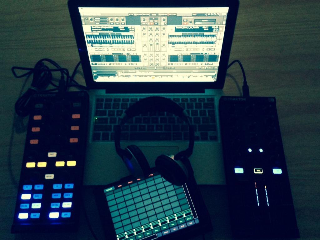 franbernays's tweet photo. Probando los bichitos para hoy #edm #minimal #techhouse #deep #house #ommbar Honduras 5656 http://t.co/1oxDZ3kLLH