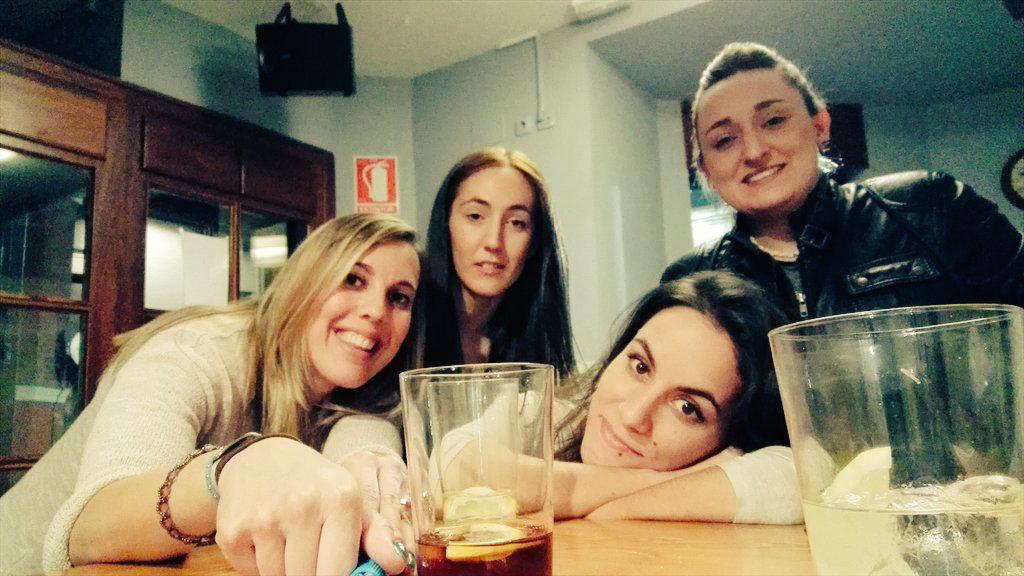 AlbaG90's tweet photo. Vaya lío. #lasdesiempre #juevesnoche #unpaloooooooooo @picki07 @conchi_oviedo @soniapum http://t.co/4dDhQXnMYc