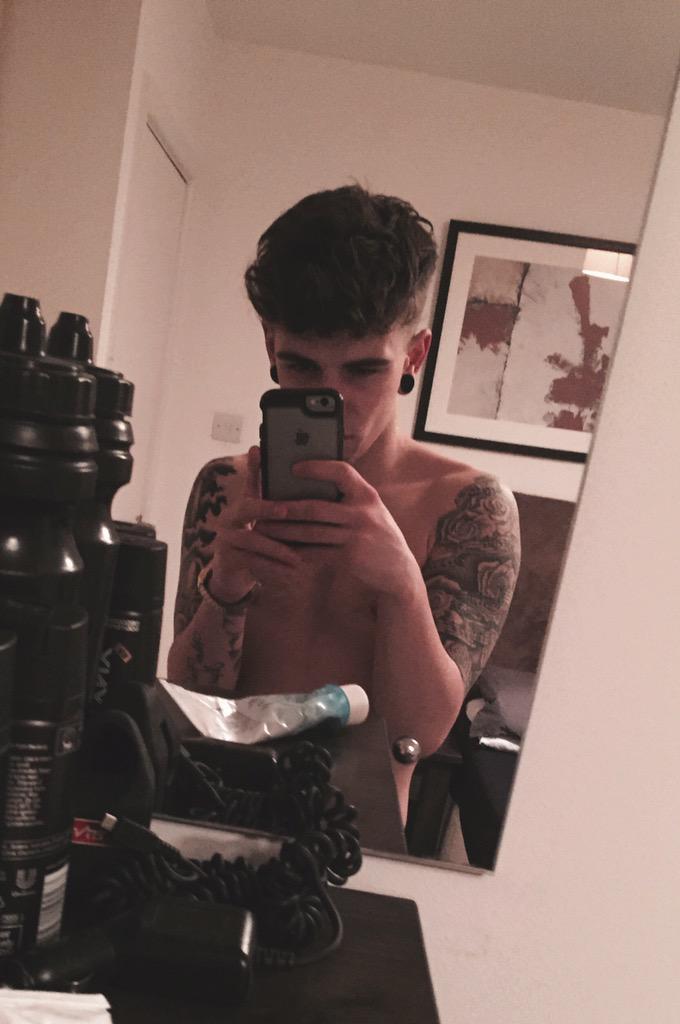 jakesims's tweet photo. time to sleep now more tour rehearsals tomorrow👊 http://t.co/8yPCdrDXw1