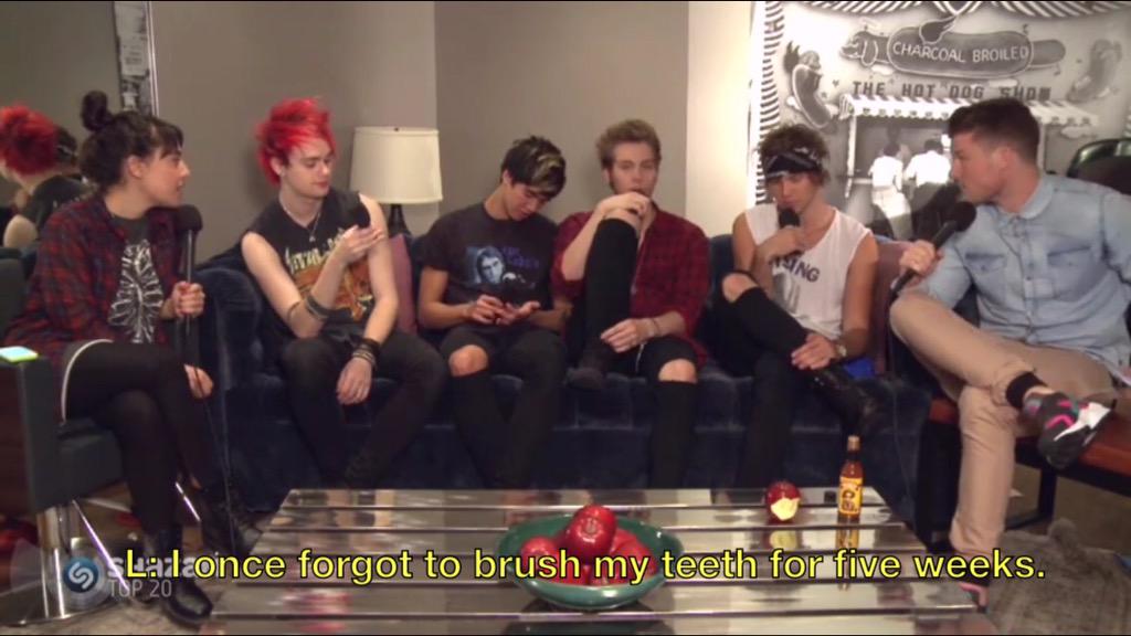 5SOSAsParksNRec's tweet photo. http://t.co/hDuLfN78JX