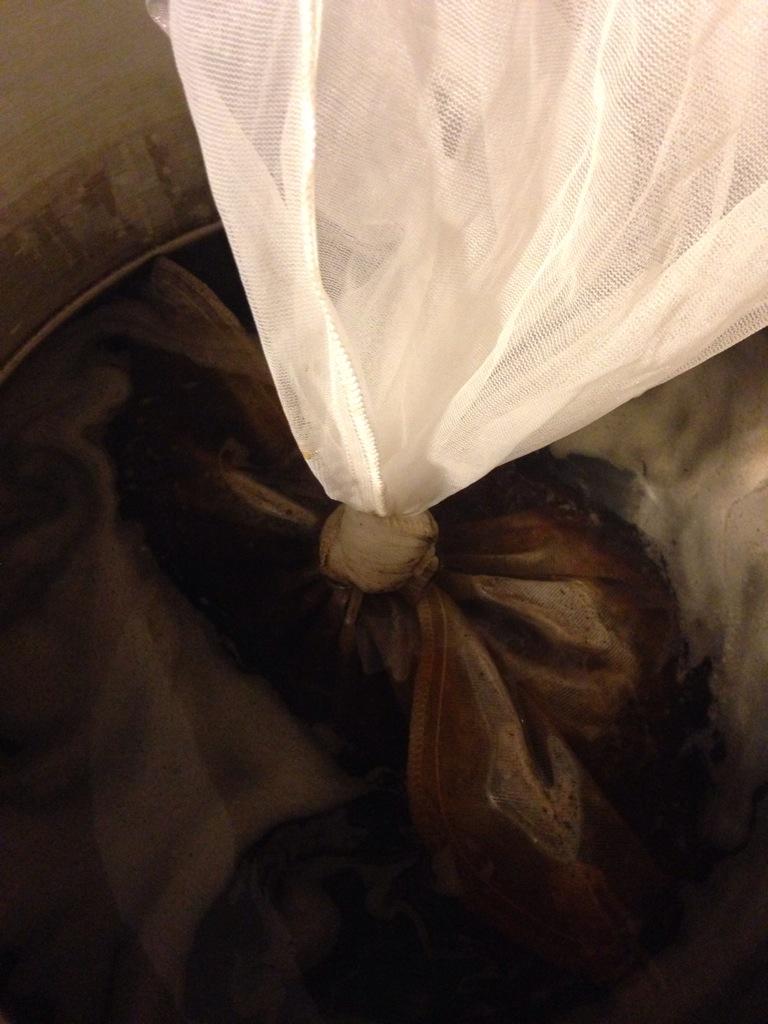 rendabrewing's tweet photo. Steeping the specialty grains http://t.co/1VZbUz3dkh
