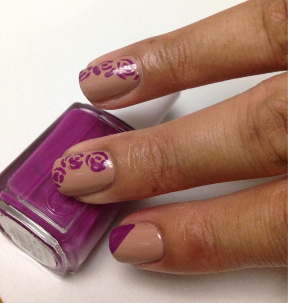 Caramelkiss723's tweet photo. My mani simple floral with a one sided french using @essie #pickedperfect for base #Flowerista for designs. #NailArt http://t.co/91IsywMkSX