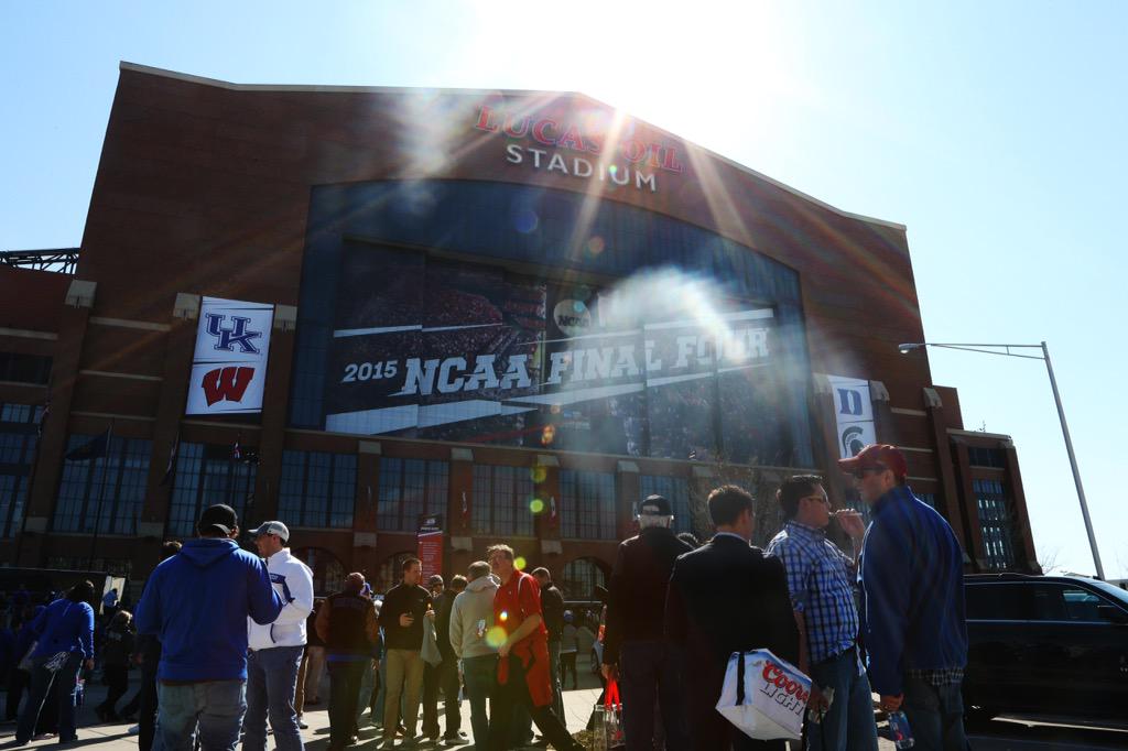 MichaelMReaves's tweet photo. #KernelPhoto is geared up and set for #UKvsWIS here at the #FinalFour. Follow @JonKruegerPhoto and myself for photos http://t.co/oXy3kI9OKy