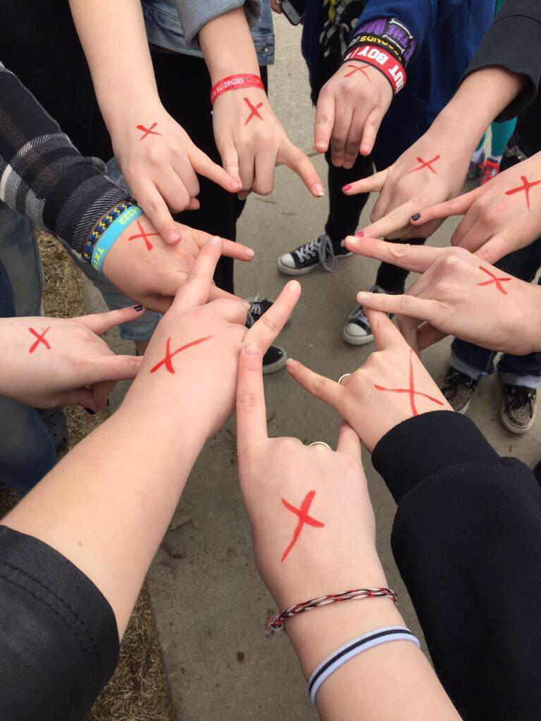 mixturegirl7's tweet photo. Had an amazing day with everyone so much fun!! #5SOSFamMeetUp #minnesotameetup #5SecondsOfSummer http://t.co/MSZ4YeD0c6
