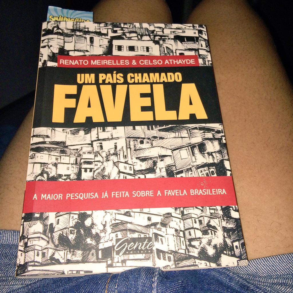 Leitura da noite ^^ "Um país chamado favela" @renatodatapop e <a href="/celsoathayde/">Celso Athayde</a>