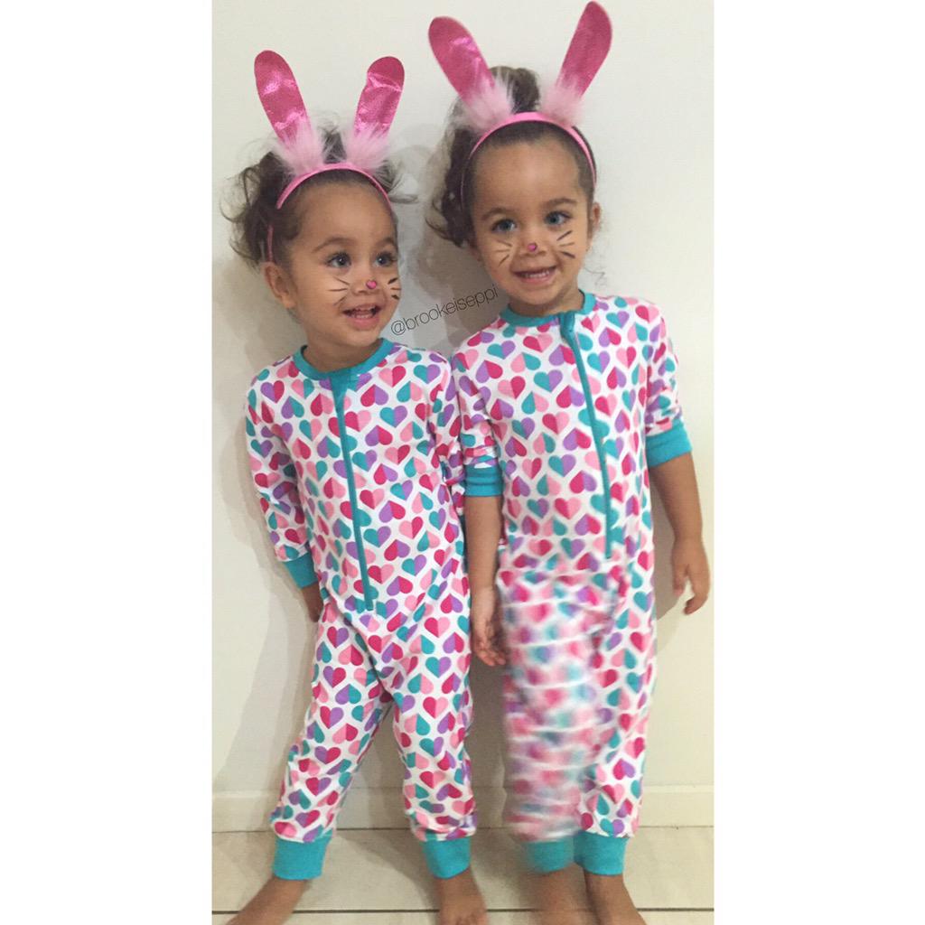 Drotini_'s tweet photo. Happy Easter from my bunnies 🐰🐰🎀🎀 #DrotiniTwins #HappyEaster http://t.co/Jvaq4KLCCj
