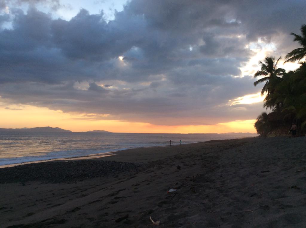 EstelaPichel's tweet photo. @RobaMorena Atardeceres que la derraman... #PuntaDuarte #Morillo Bello mi Panamá http://t.co/ARxYf7bW2c