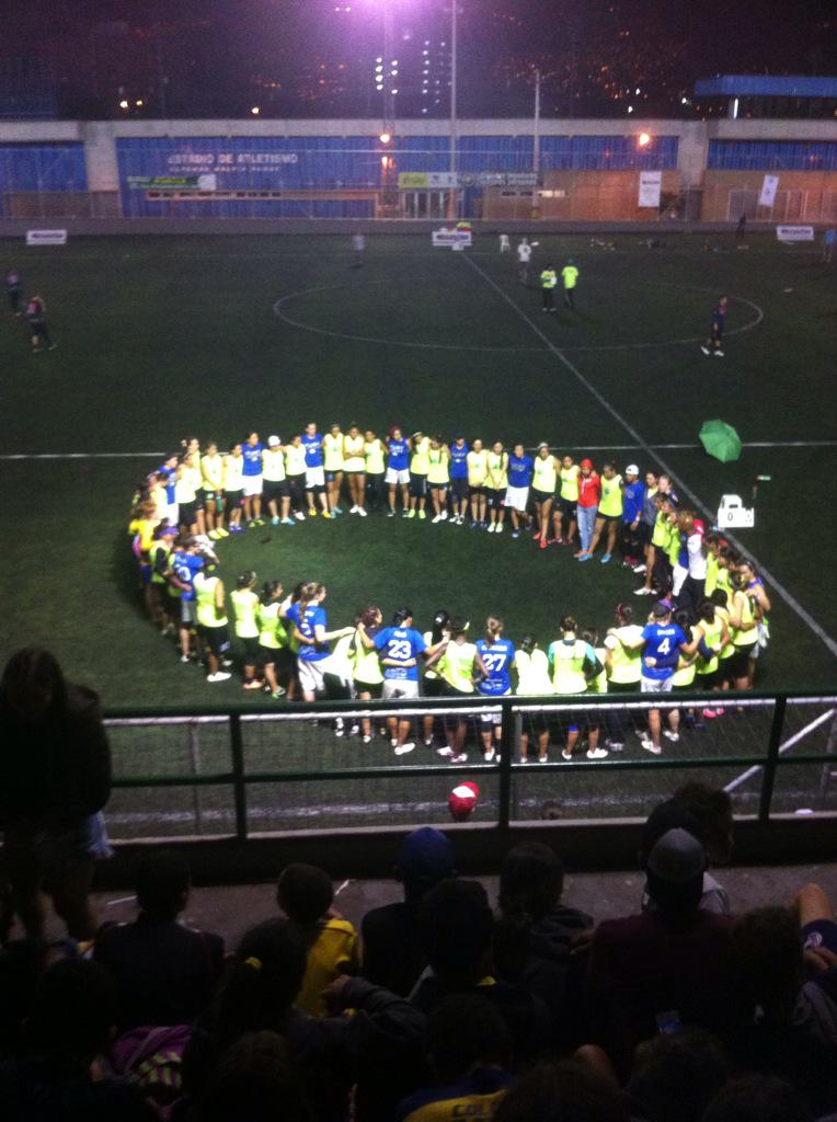 Spirit circle between <a href="/furyultimate/">Fury Ultimate</a> and Colombia national team after Fury got the tournament
