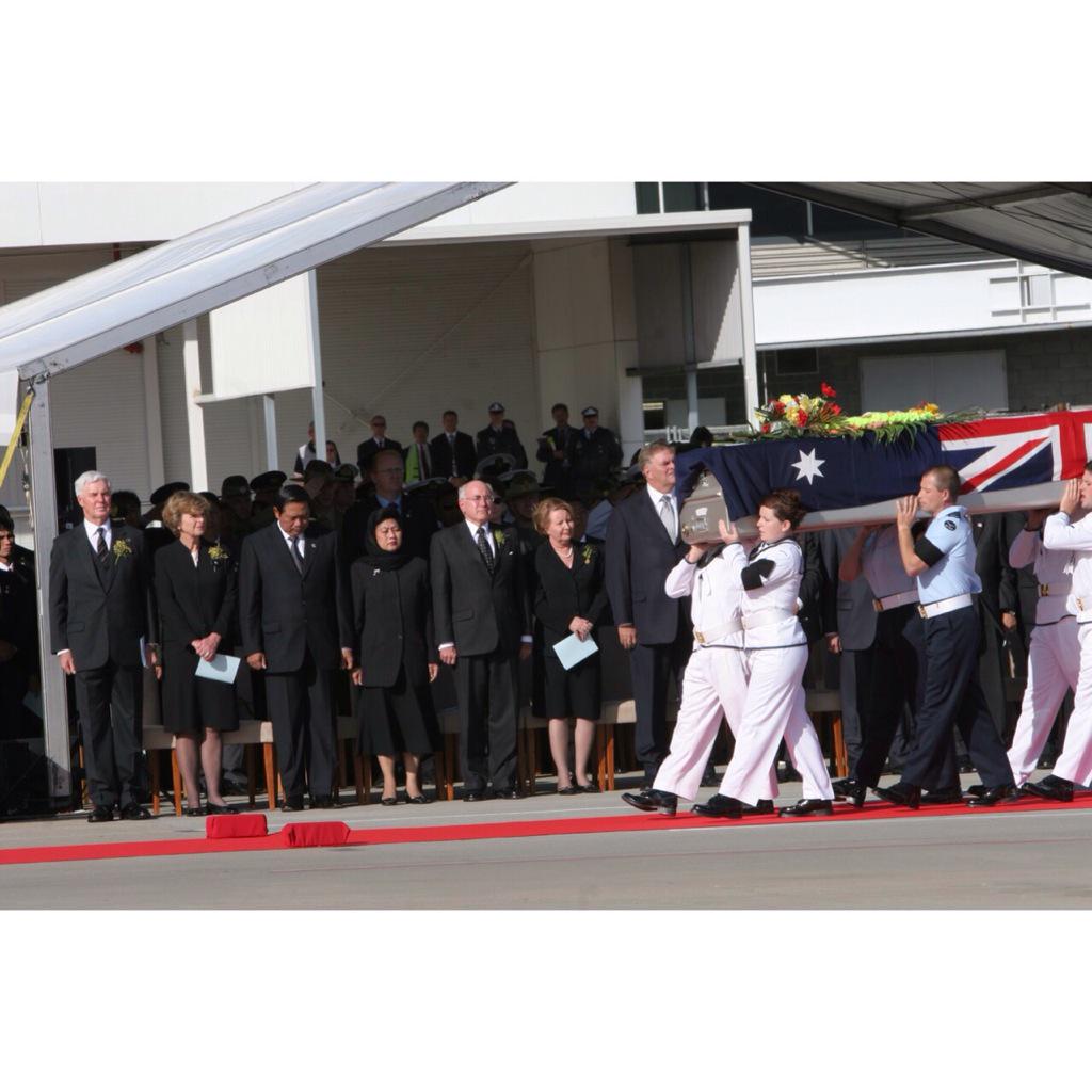 SBYudhoyono's tweet photo. Hr ini 10 thn lalu (5/4) di Sydney, SBY sambut 9 jenazah tentara Australia yg gugur pd misi kemanusiaan Nias #HISTAL http://t.co/KETLkxxfBF