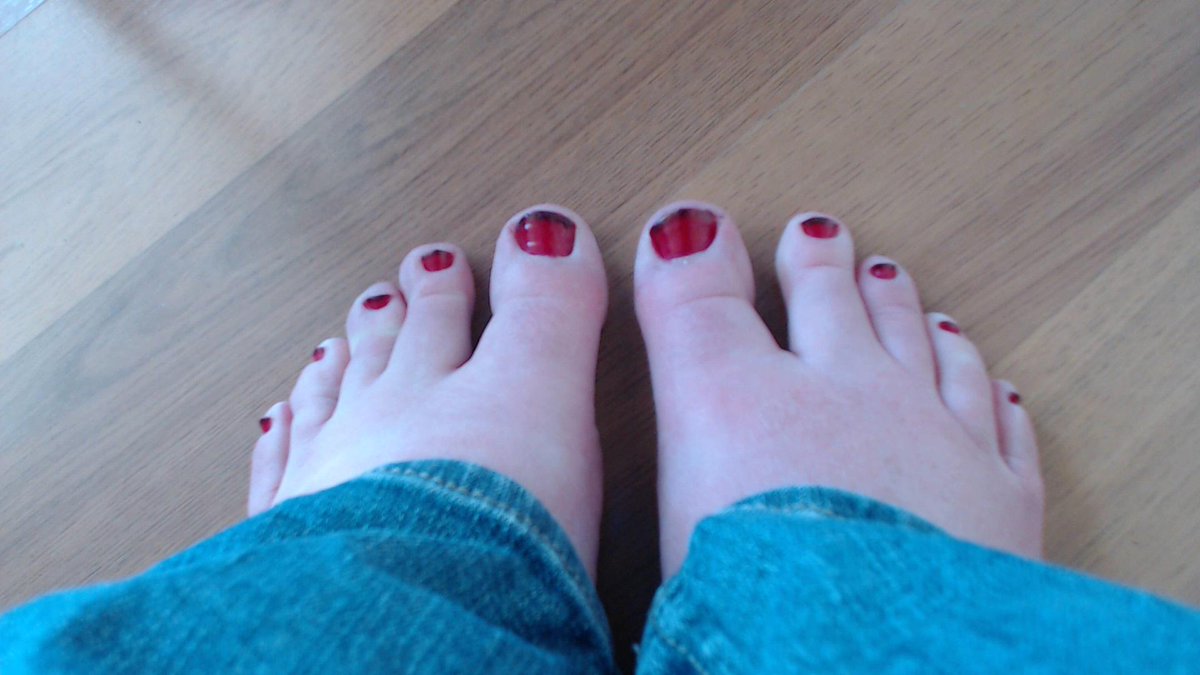 SuzysSecrets's tweet photo. Cute painted #toenails. #feet #footfetish #barefoot #newshoes #bbw #camgirl @HornyDutchy @tweetmycam @CutiesCamming http://t.co/iHR3C9RIV7