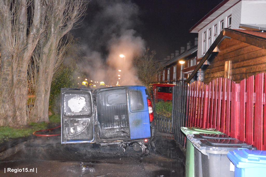 De brandweer heeft het voertuig geblust. Het voertuig kan als total loss worden beschouwd. #Strijpwetering