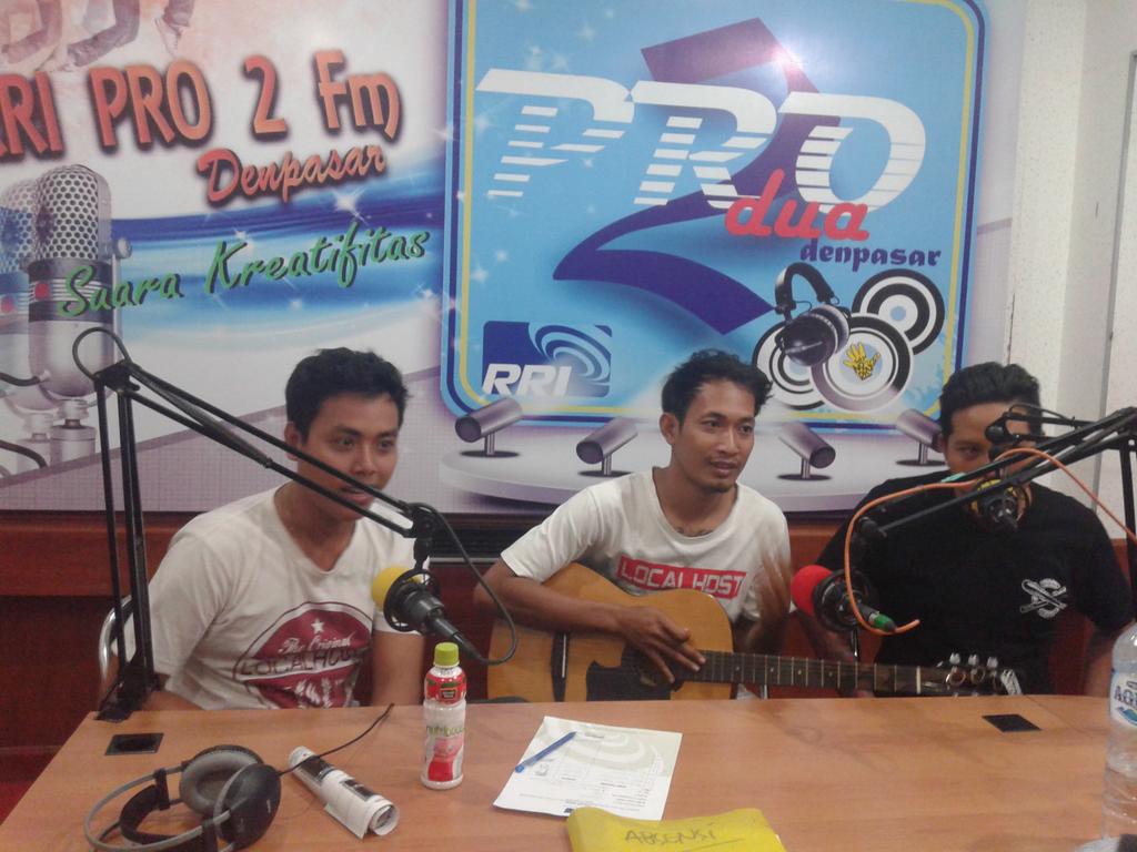 EN69UNG's tweet photo. Wawancara @EN69UNG d @Pro2FmDenpasar http://t.co/oZIAoAjVD7