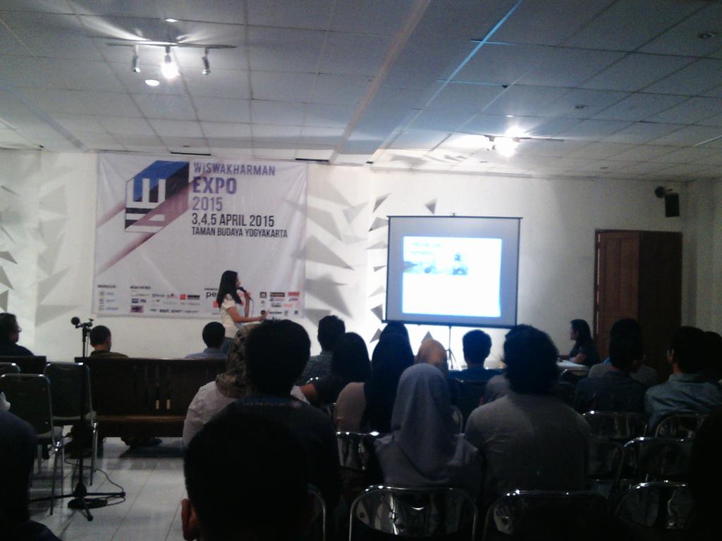 WEX_UGM's tweet photo. Presentasi peserta kedua tim dari Universitas Diponegoro. Mari merapat ke TBY! @tribunjogja #WEX_UGM2015 http://t.co/9FYmM2jjFR