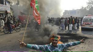 mahwashajaz_'s tweet photo. #میرالیڈرعمران 
 دراصل اس ملک میں دنگے فساد بالکل نہیں ہے ہو رہے تھے, تو سوچا کہ عوام کو' تبدیلی' سے روشناس کیا جائے. http://t.co/gv55rMiC45
