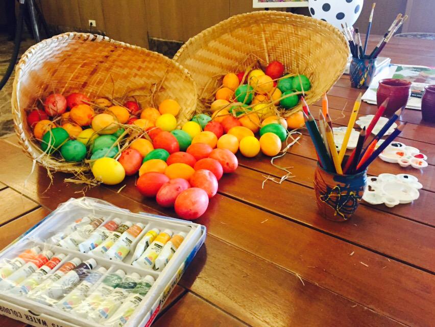 FnbRawat's tweet photo. Kids Zone# Egg Coloring # Easter @KempinskiDelhi http://t.co/4MpR0tYbvR