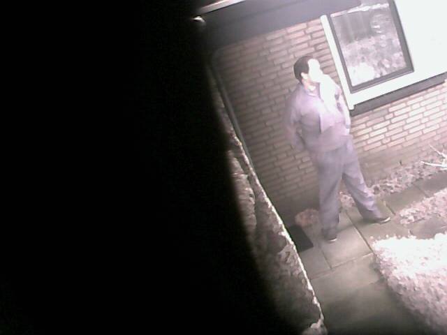 RDVoornePutten's tweet photo. Dakdekker heeft al zeker 15 mensen in regio opgelicht. Noemt zich Richard Verbeek, wil vooraf geld maar komt niet. http://t.co/gJIU0htyi5