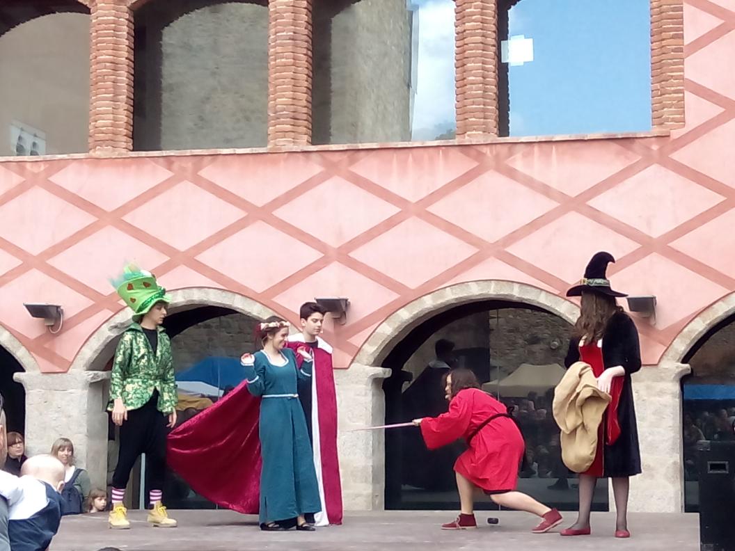 cesknktat's tweet photo. Gran actuació de teatre dels joves de  @EJove_Calonge durant el Mercat Medieval ... #BEjove !!! :-D http://t.co/MlRx6VnwcH