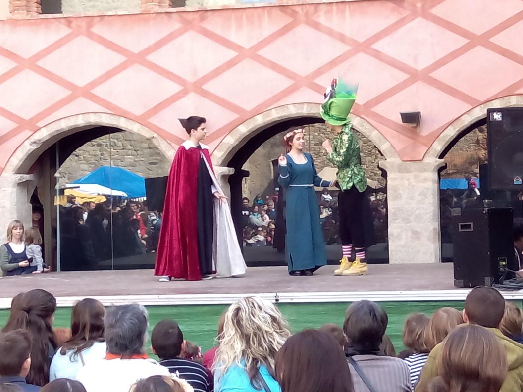 cesknktat's tweet photo. Gran actuació de teatre dels joves de  @EJove_Calonge durant el Mercat Medieval ... #BEjove !!! :-D http://t.co/MlRx6VnwcH