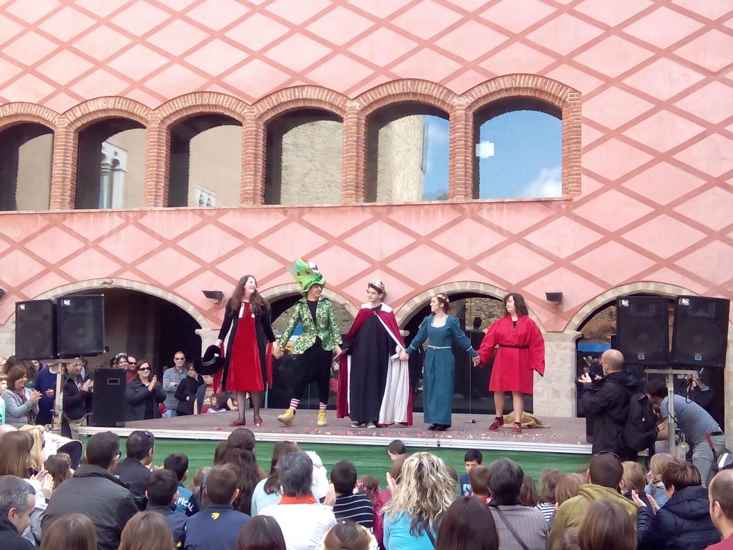 cesknktat's tweet photo. Gran actuació de teatre dels joves de  @EJove_Calonge durant el Mercat Medieval ... #BEjove !!! :-D http://t.co/MlRx6VnwcH