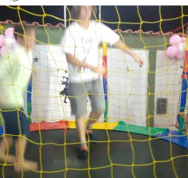 Browniedvanilla's tweet photo. no pula pula da vida eu sou aquela que fica tentando se equilibrar enquanto o outro pula #CoberturaFestaDaNina http://t.co/FHb922Zai4