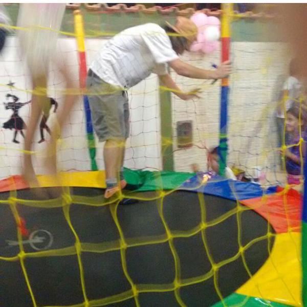 Browniedvanilla's tweet photo. no pula pula da vida eu sou aquela que fica tentando se equilibrar enquanto o outro pula #CoberturaFestaDaNina http://t.co/FHb922Zai4