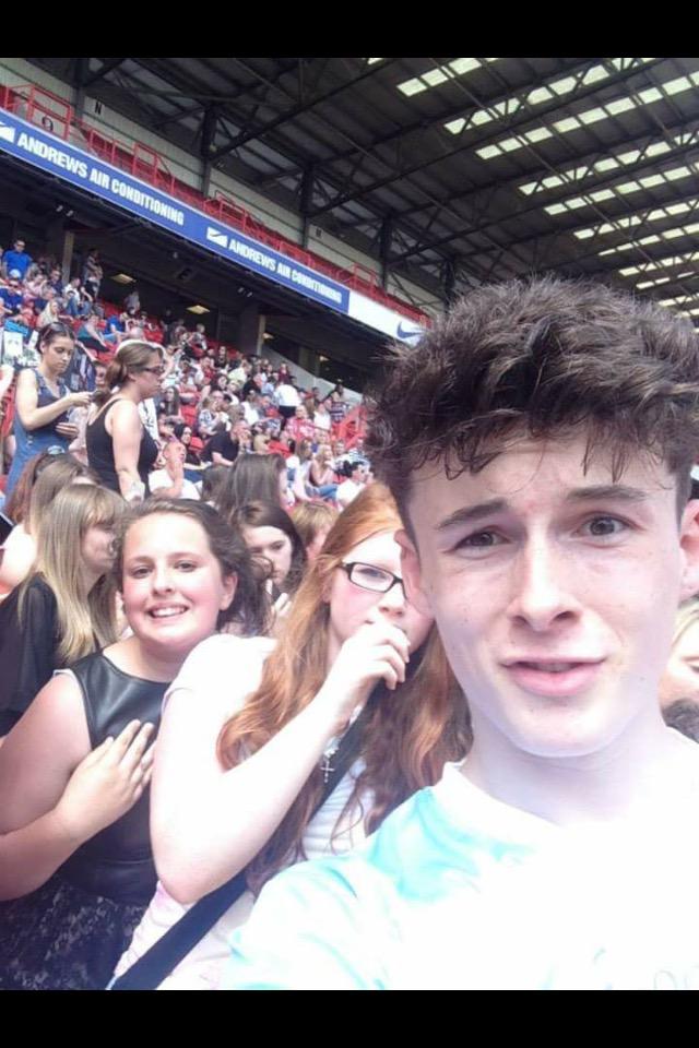 lovebailey02's tweet photo. Throw back to when I met @asjoshtaylor  at soccer six 💞 randomly touching my boob idek why 😂🙌 http://t.co/SyUS7Oxpxp