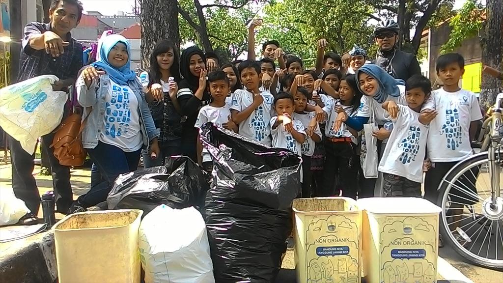 GPSbdg's tweet photo. Salam dr #PRABUcilik @Greeners_ID: Selamat hari minggu, tetap semangat peduli lingkungan ya :) http://t.co/tkAXCcuwjk http://t.co/zFjlUesTiJ