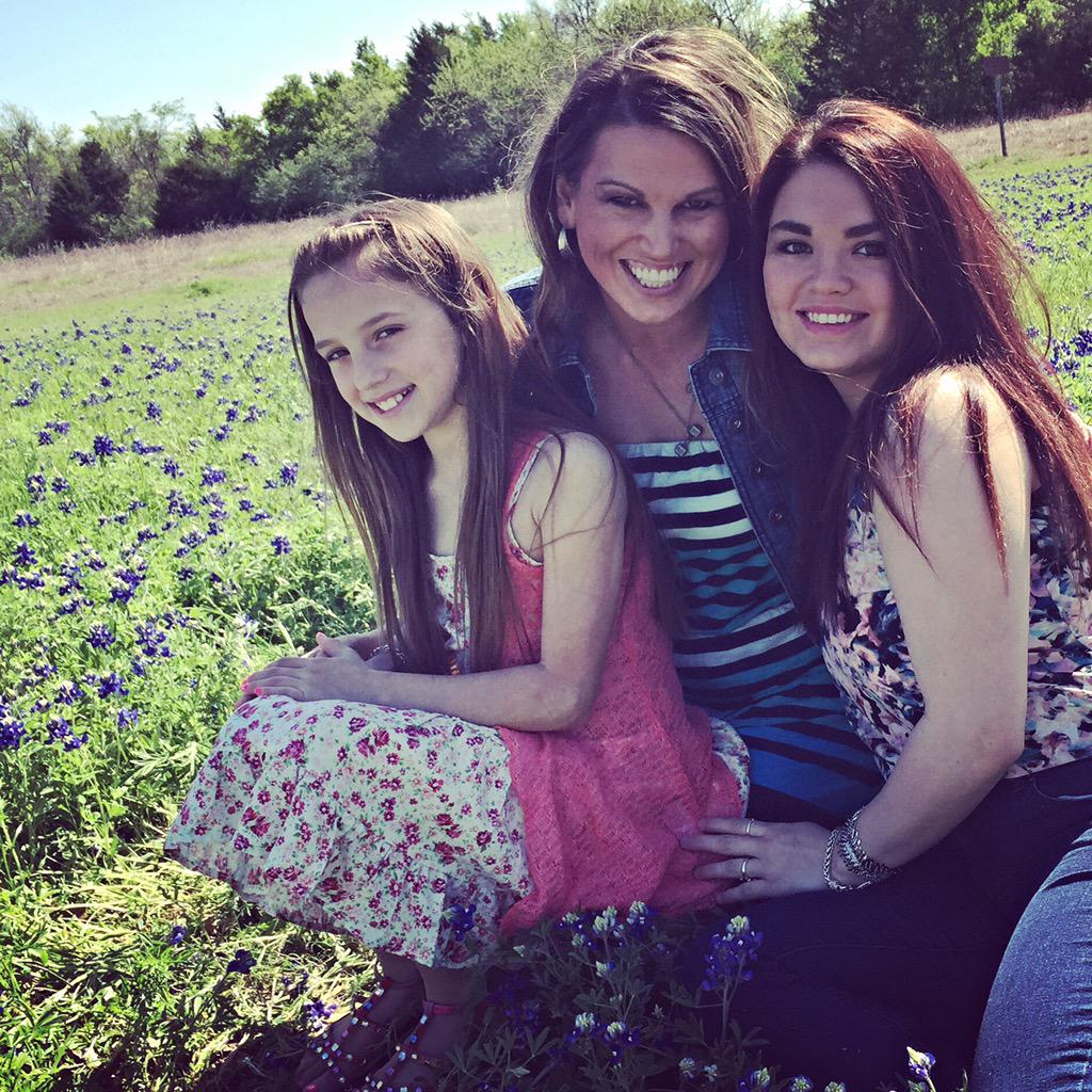 StinaRose44's tweet photo. Easter with my babies @madysynnicole http://t.co/pX2MWmgCHt