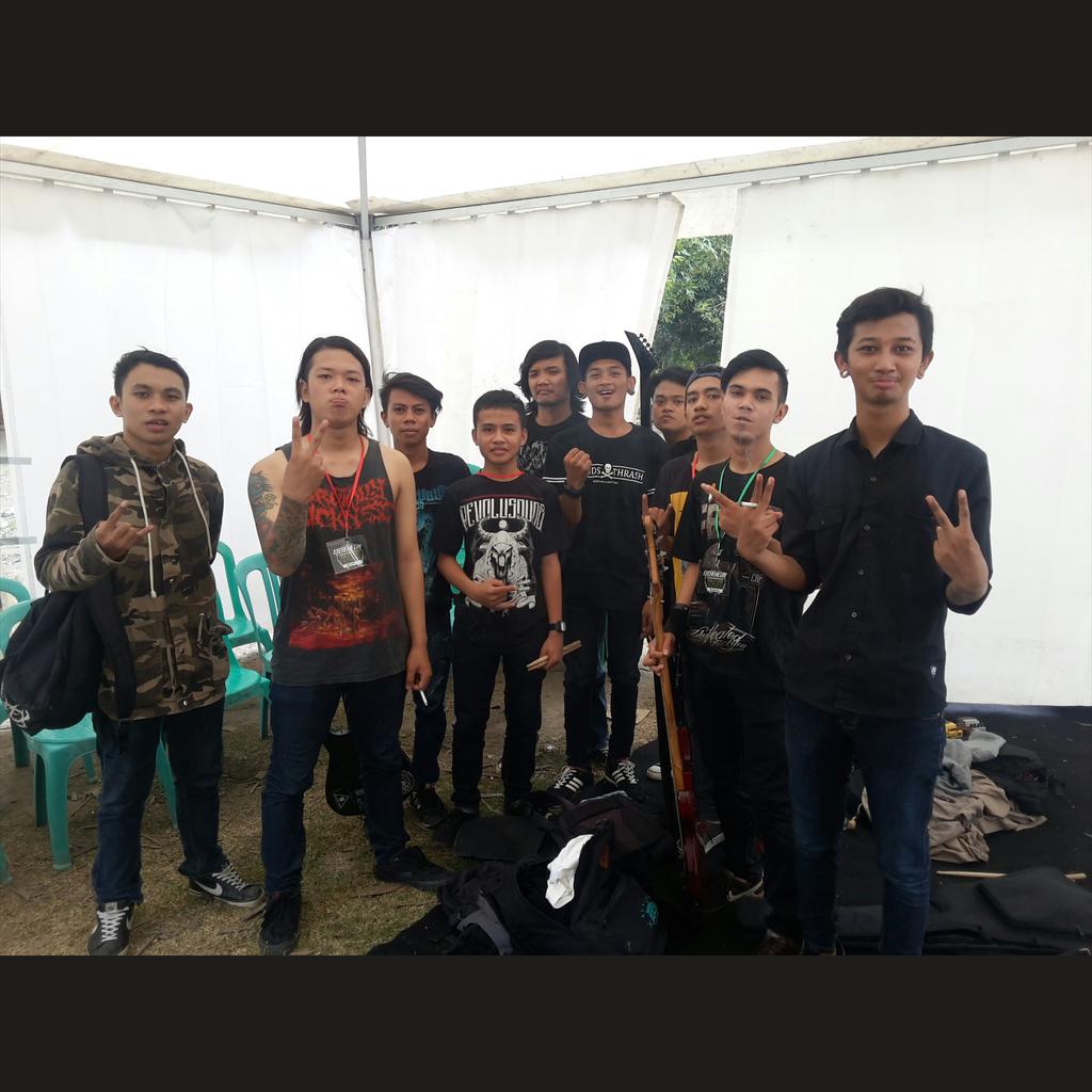 Now we are on backstage, see you on pit braadss !! MUNTAHKAN ! 💪🍻 #EXTREMEDAY2015